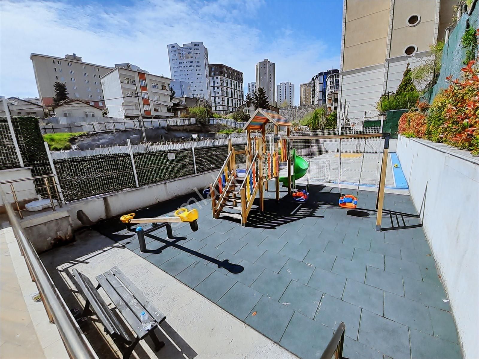 Ataşehire Çok Yakın_havuzlu_güvenlikli_ara Kat_ayrı Mutfaklı 2+1 - Görsel 4