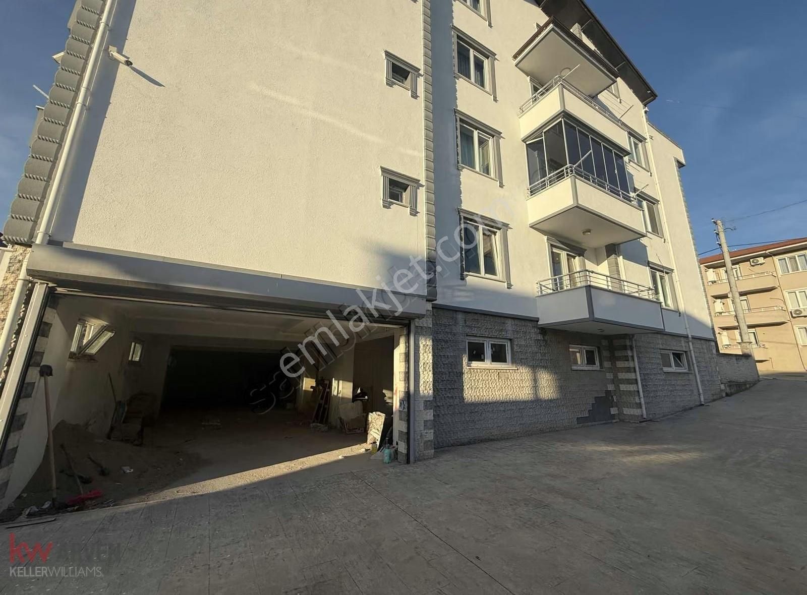 Kw Arven'den Yeşilyurt'da 275 M2 Araç Girişne Uygun Depo