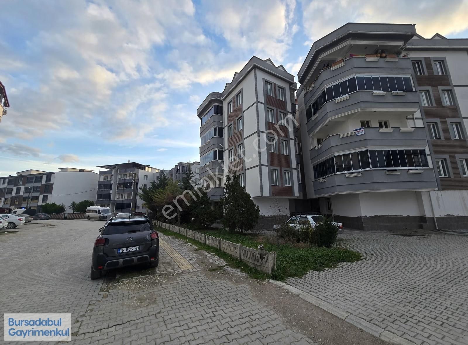 Bursadabul'dan Barış Mah. Merkezinde Arakat 2+1 Asansörlü Daire