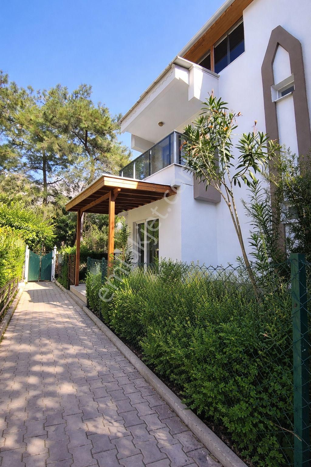 Doyran’da Merkezde 3+1 Tripleks Villa 400 M² Arsa 240 M² Kullanım Dev Teraslı