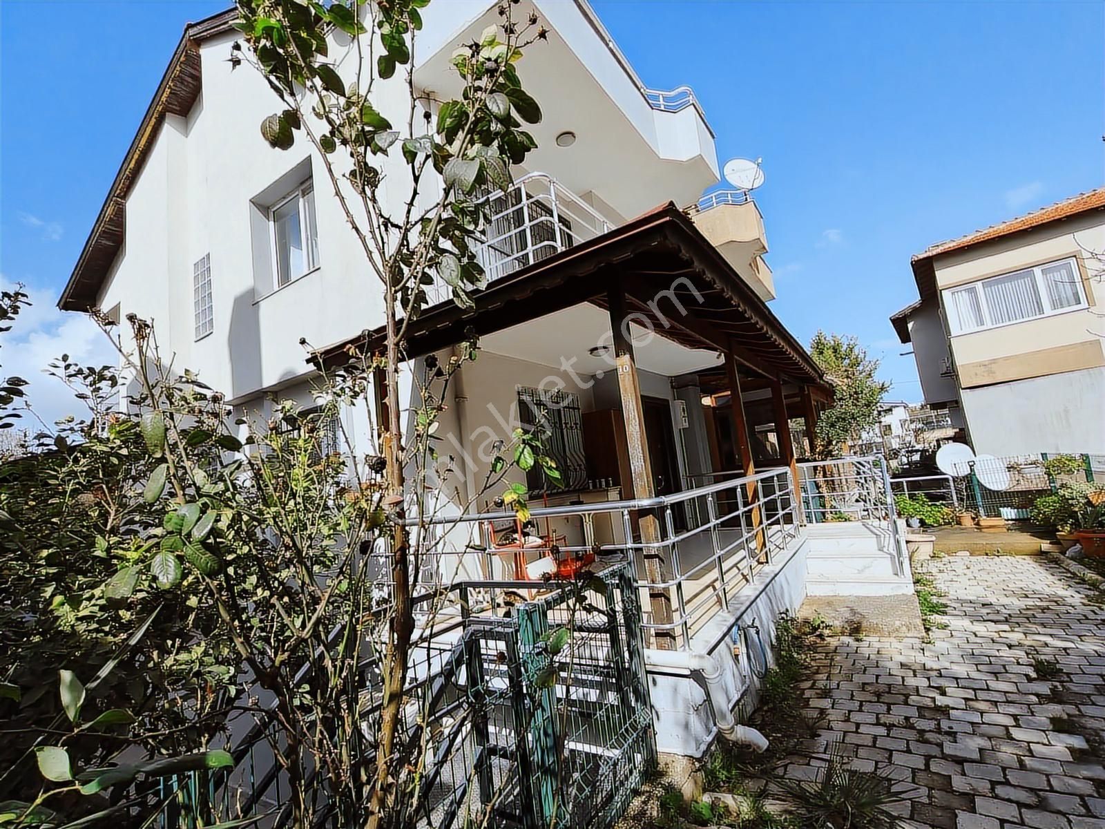 Urla Merkezde Satılık Villa