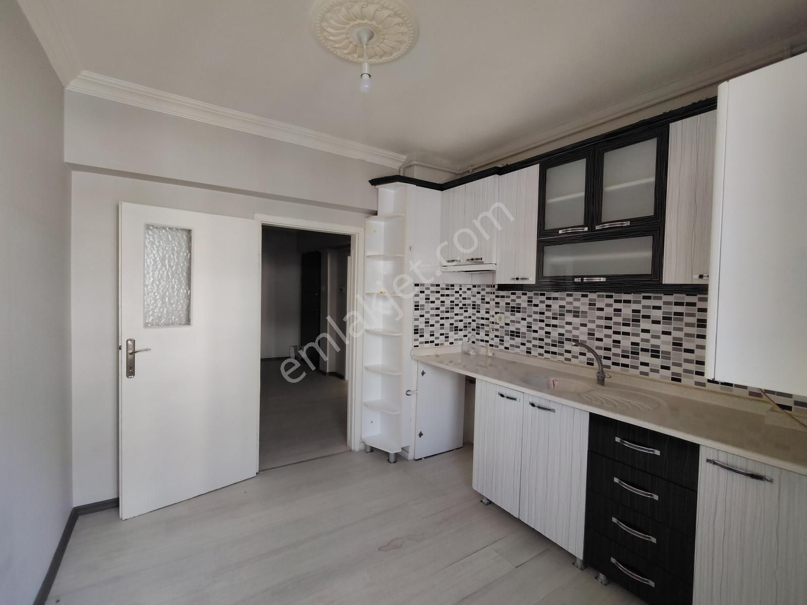 Selçuklu Mh.3+1,ara Katta,ön Cephe, Krediye Uygun,otoparklı