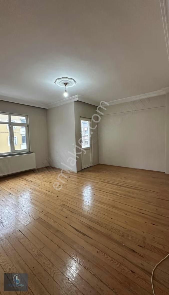 Cadde Üzerinde He Yere Ulaşım Kolaylığı Çift Balkonlu