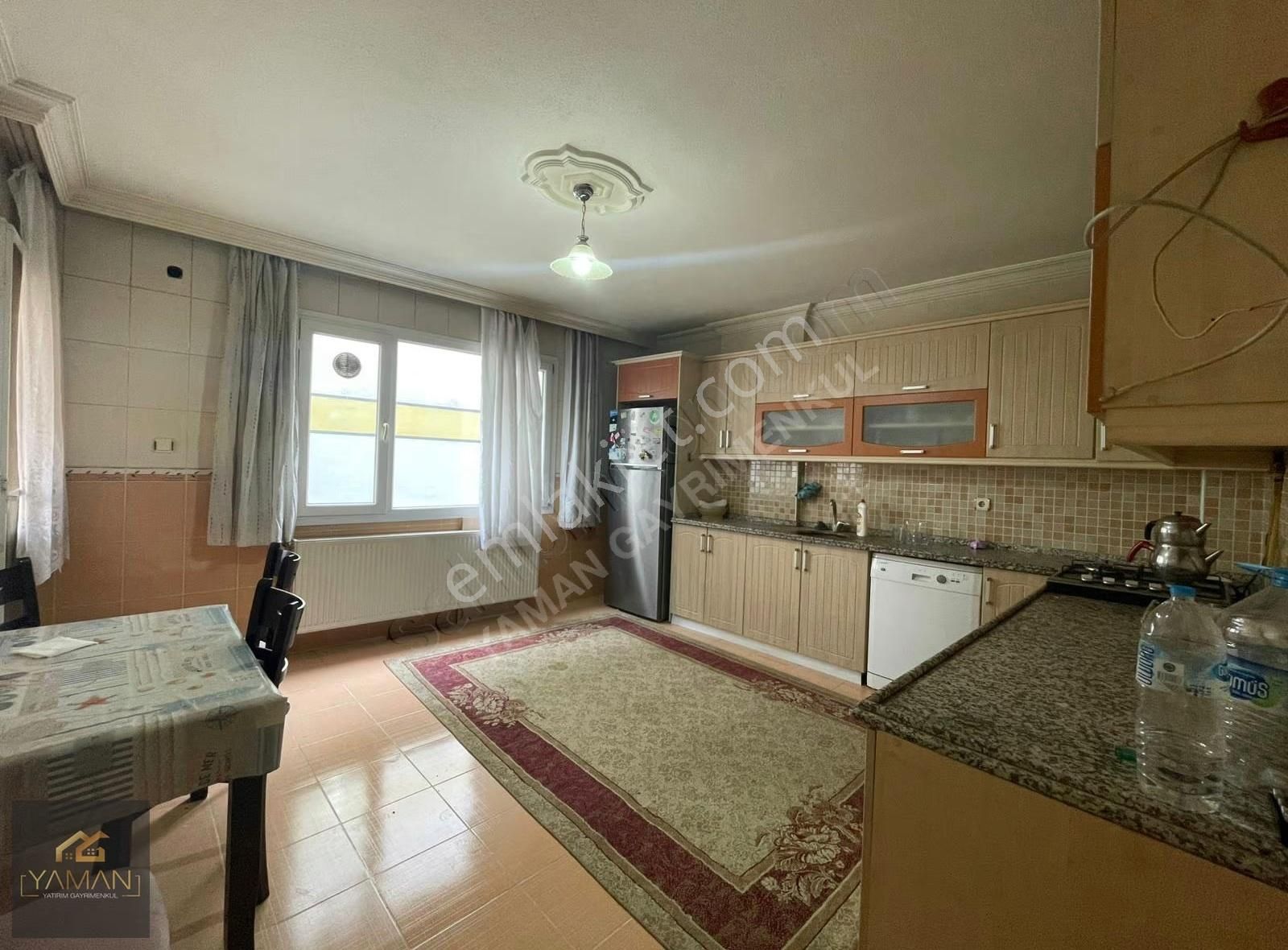 Akhisar Hürriyet Mahallesi'nde 5+1 240 M² Geniş Daire