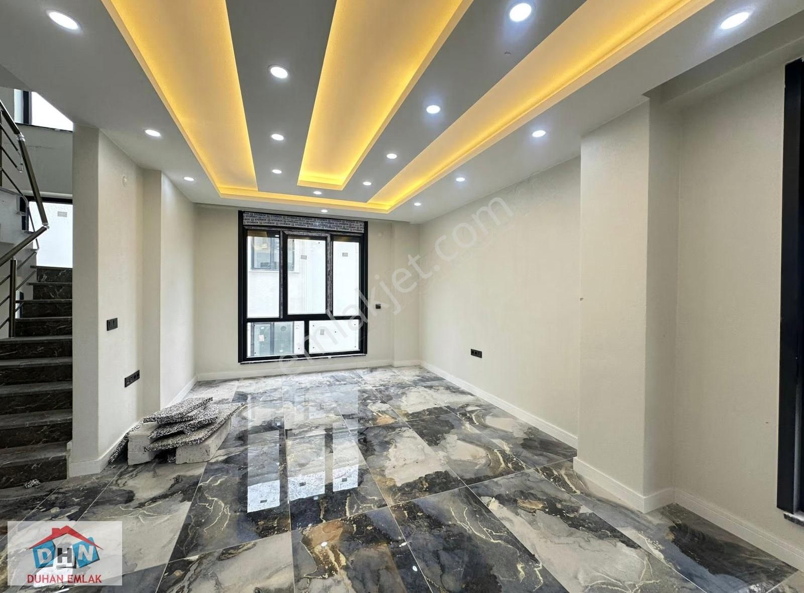 Duhan Emlak'tan Akköy'de Deniz Manzaralı 3 Katlı 4+1 Lüks Villa