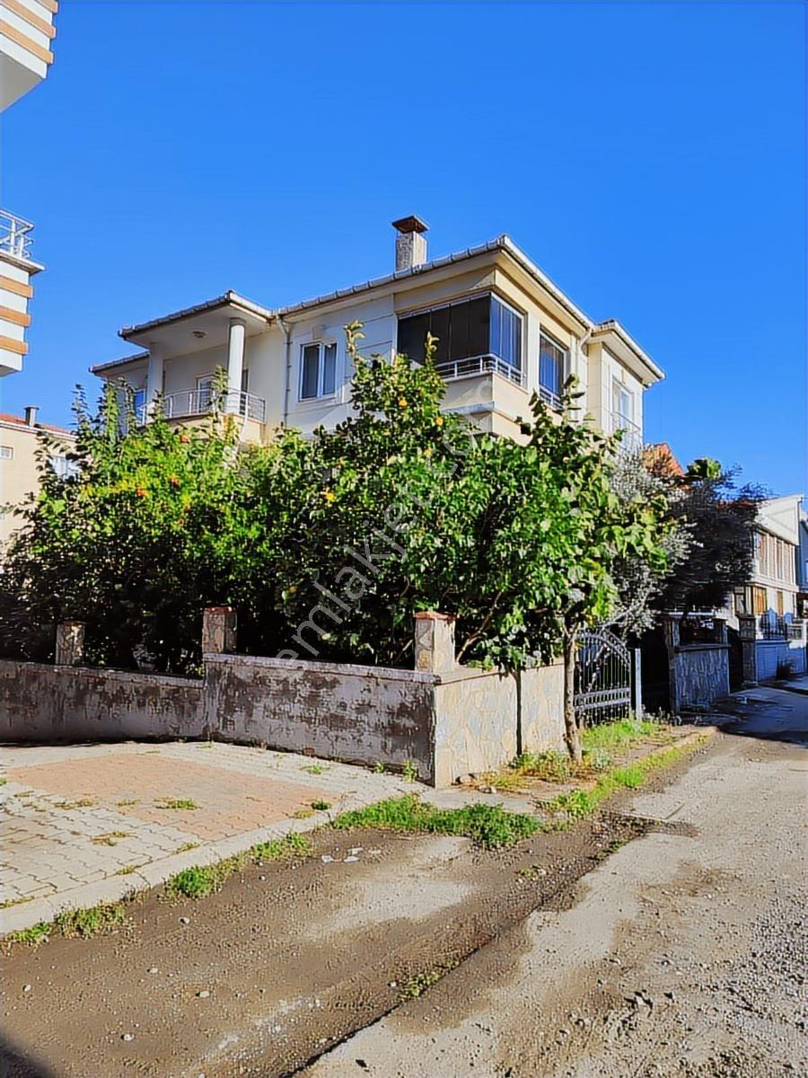 Edis Emlak'tan Kiralık İshaklıda Triplex 5+2 Eşyalı Lüx Villa