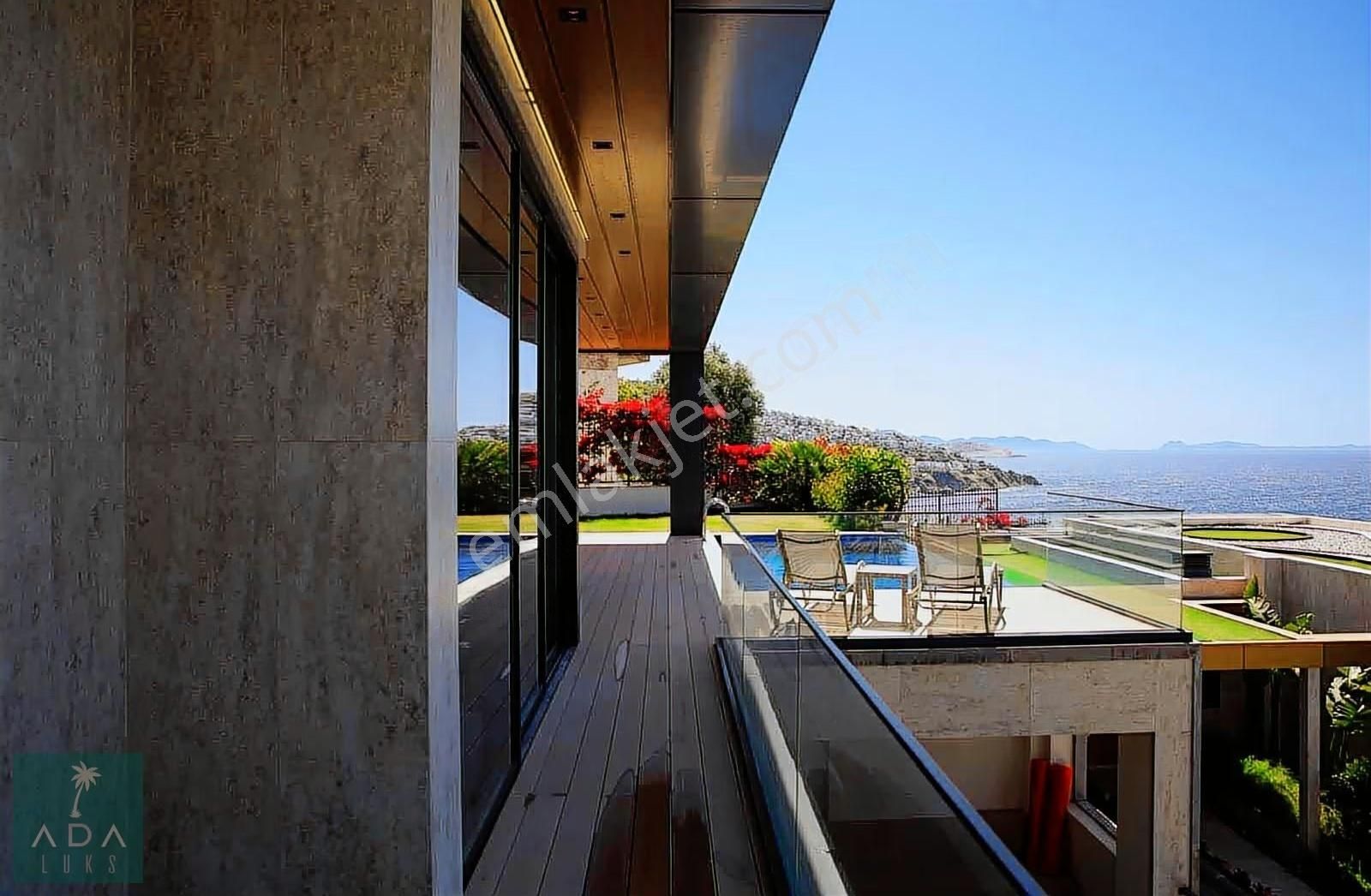 Yalıkavakta Plajlı Lüks Kiralık 4+1 Villa - Görsel 11