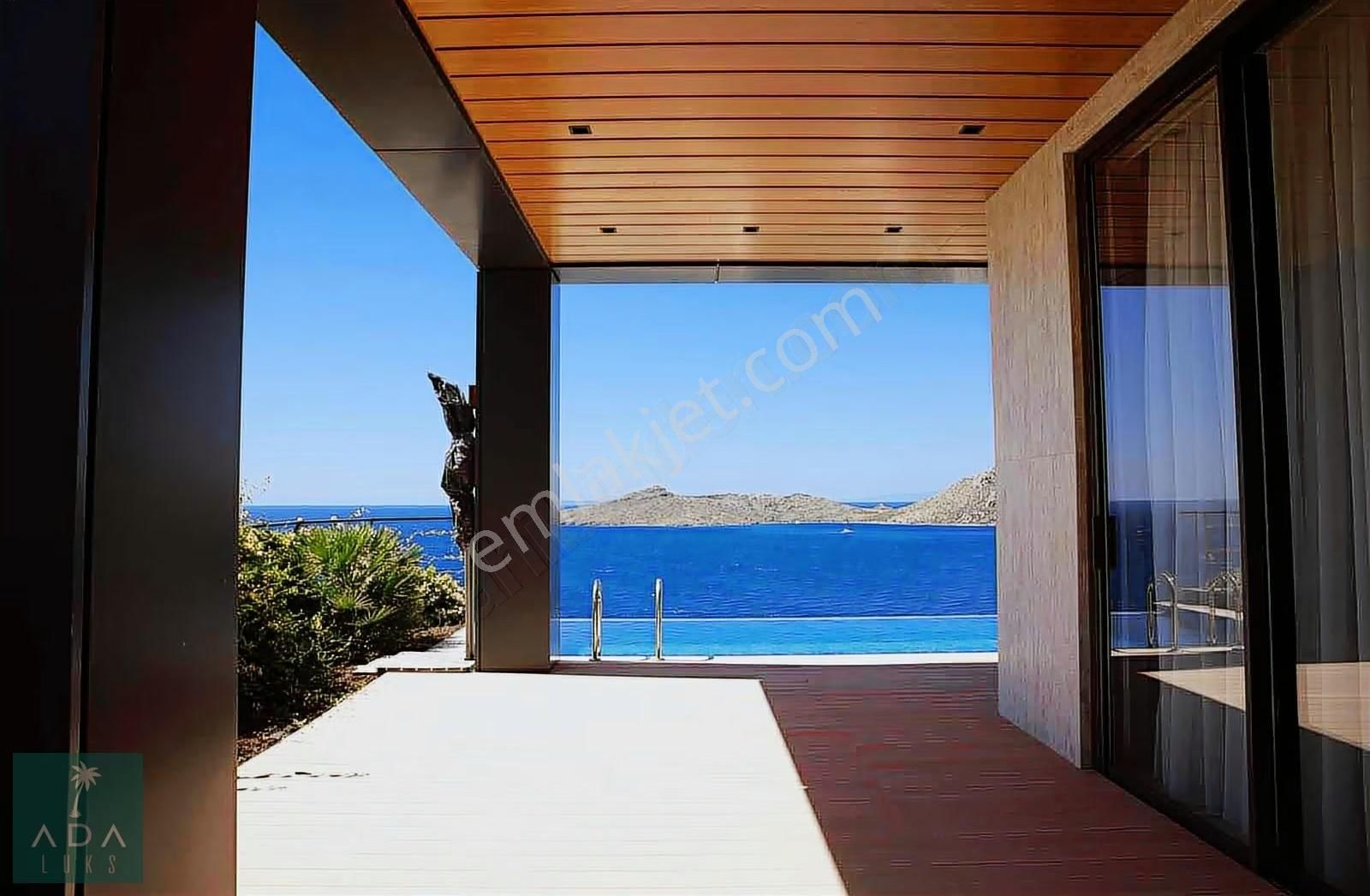 Yalıkavakta Plajlı Lüks Kiralık 4+1 Villa - Görsel 14