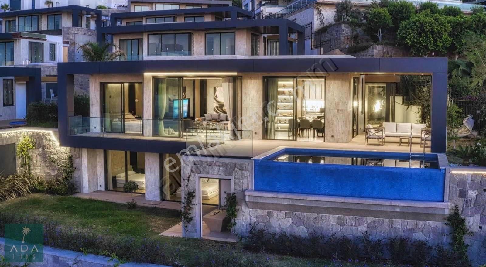 Yalıkavakta Özel Plajlı Satılık 4+1 Lüks Villa