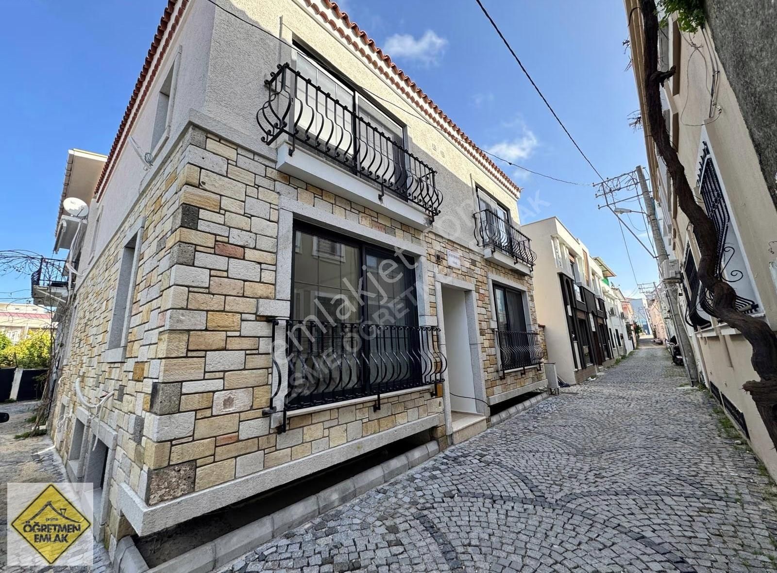 Çeşme Merkeze De Çarşı İçinde Konumu Çok İyi Kiralık Daire