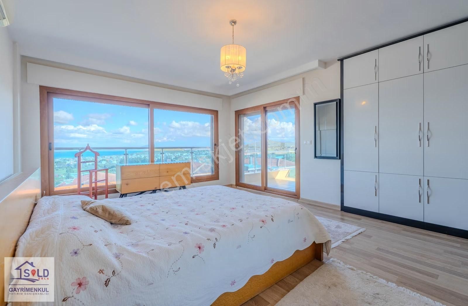 Urla'da Deniz Manzaralı Havuzlu 6+1 Müstakil Satılık Villa - Görsel 4
