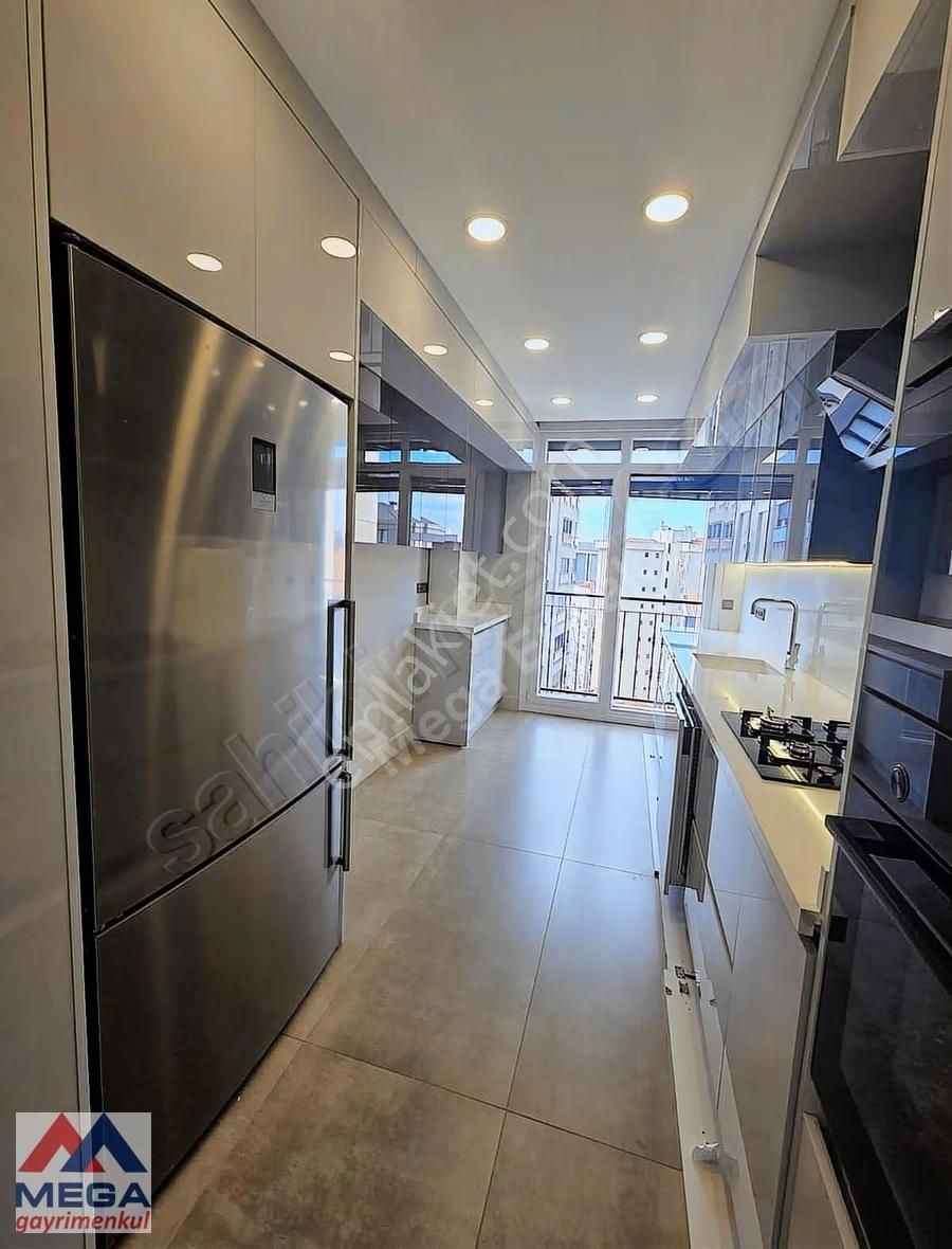 Fenerbahçe'de 140m2 Deniz Manzaralı 3+1 Balkonlu Satılık Daire - Görsel 4