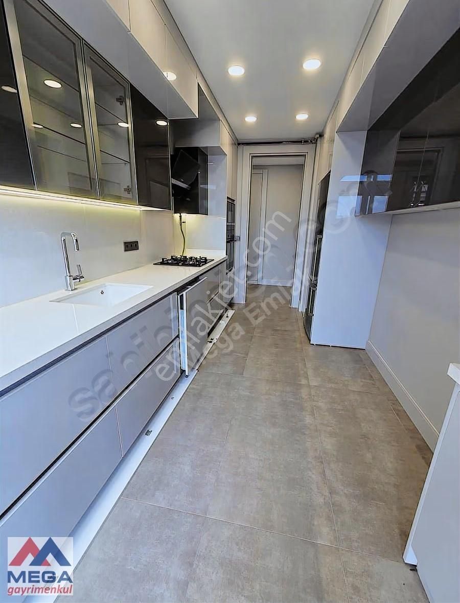 Fenerbahçe'de 140m2 Deniz Manzaralı 3+1 Balkonlu Satılık Daire - Görsel 9