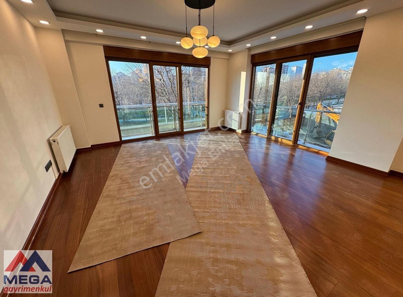 Caddebostan Vatandaşlık İçin Uygun 2+1 90 M2 Net