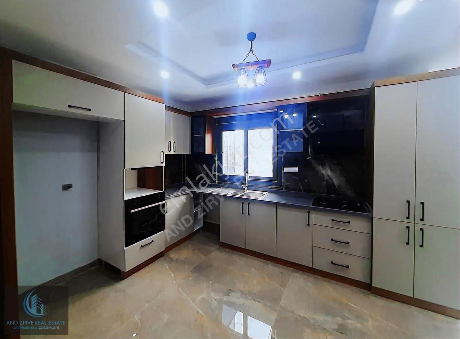 Merkez Mah'de Havuzlu Lüks Site 2+1 Satılık - Görsel 2