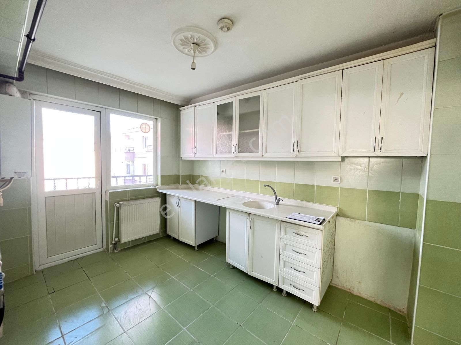 Koza Emlak'tan Topçu Mahalesinde Ara Katta Yapılı Bağımsız 3+1 Kiralık Daireee - Görsel 3