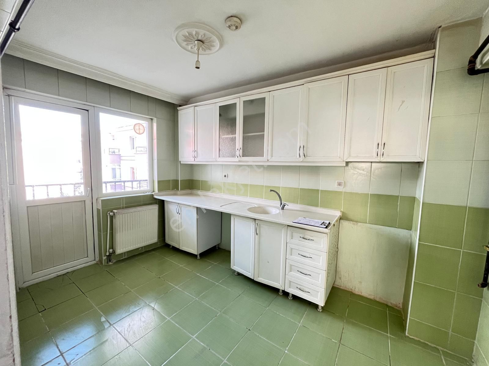 Koza Emlak'tan Topçu Mahalesinde Ara Katta Yapılı Bağımsız 3+1 Kiralık Daireee