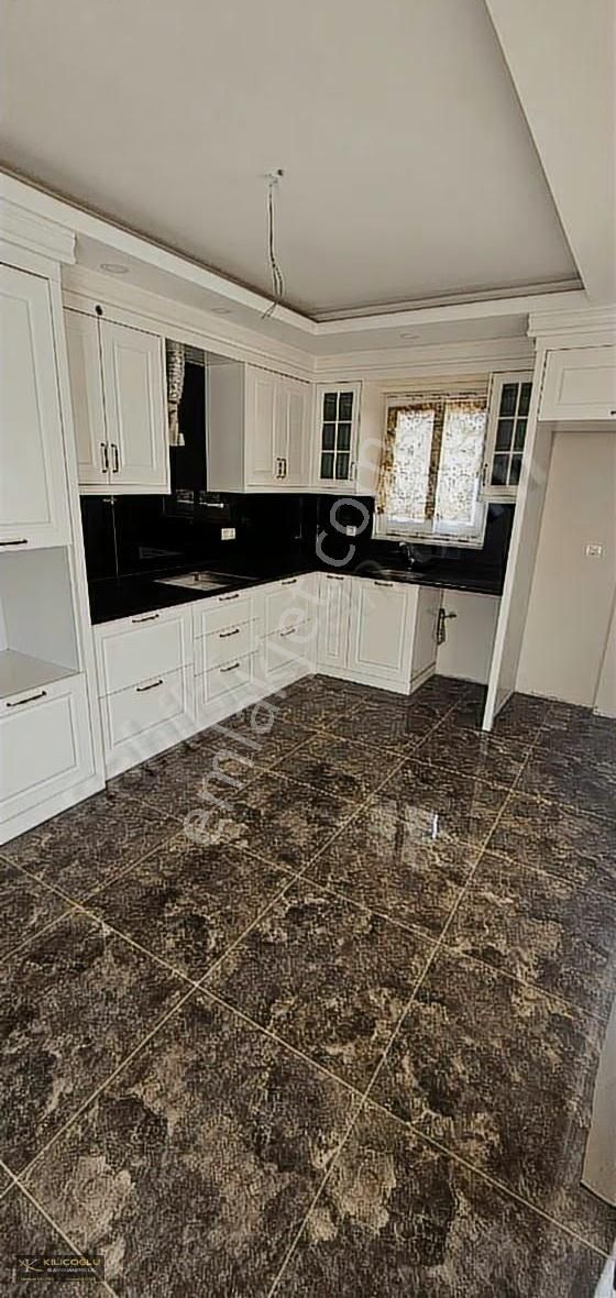 Yenişafakta Ferhatlar Koleji Altında Müstakil Tadında Ara Kat