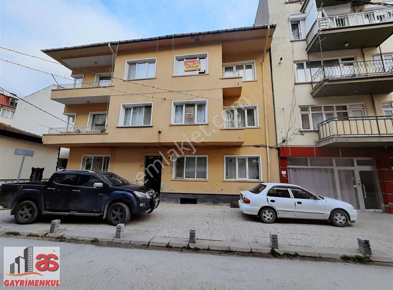 As Emlaktan İhsaniye Mh.satılık Balkonlu Kombili Geniş 2+1 Daire