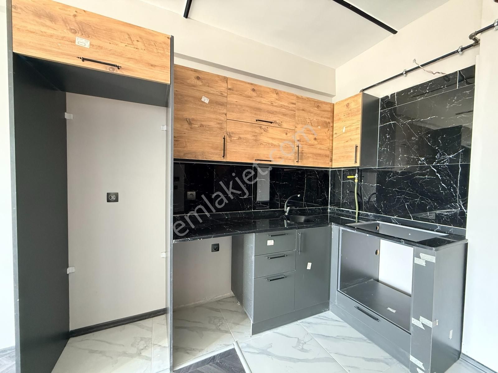 Körfez'de Havuzlu Sitede Deniz Manzaralı Geniş 1+1 Daire - Görsel 27