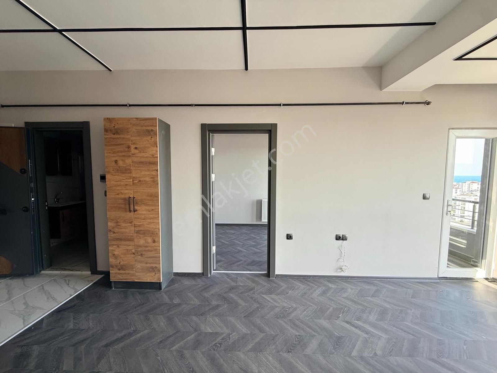 Körfez'de Havuzlu Sitede Deniz Manzaralı Geniş 1+1 Daire - Görsel 15