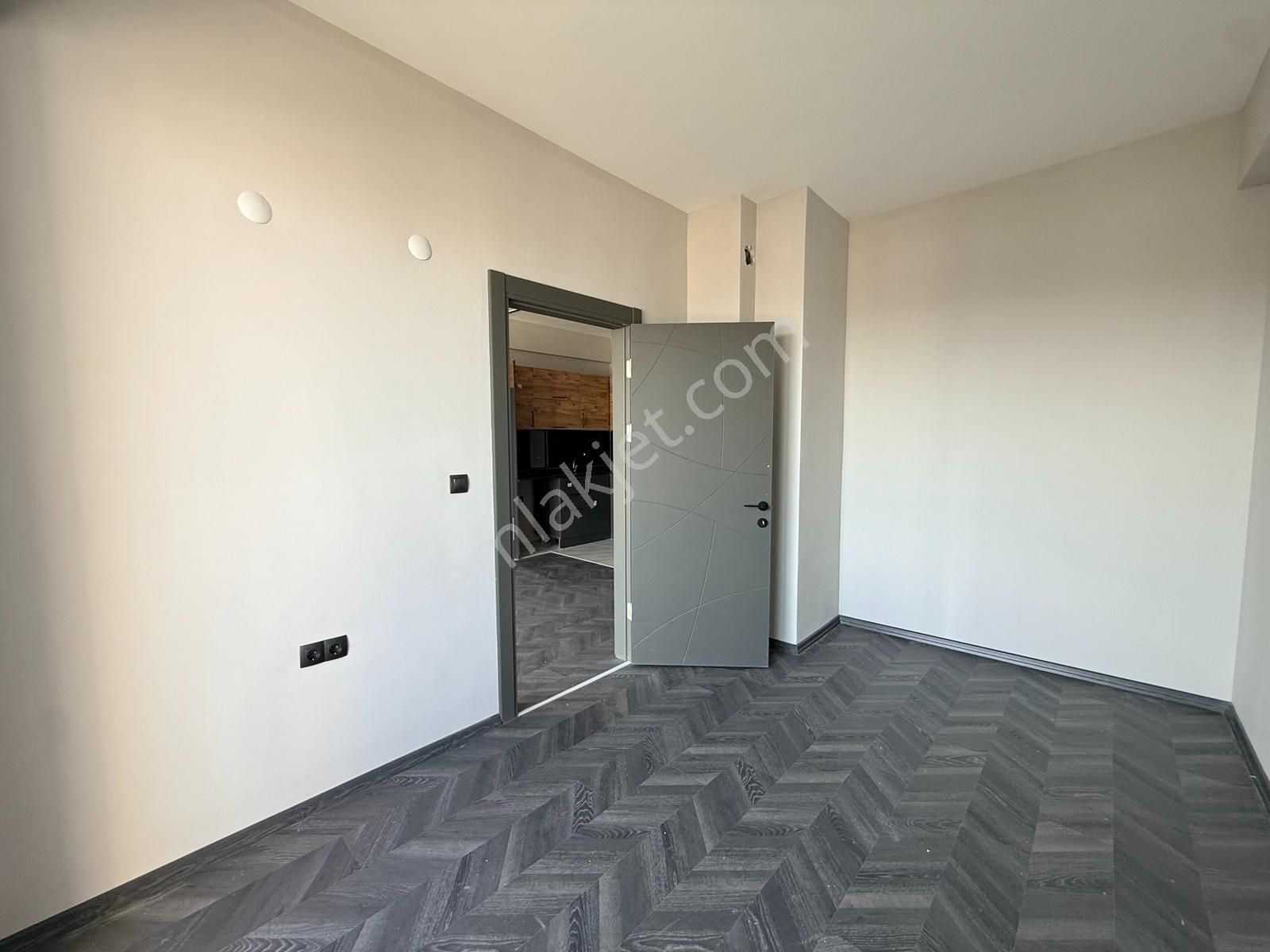 Körfez'de Havuzlu Sitede Deniz Manzaralı Geniş 1+1 Daire - Görsel 2