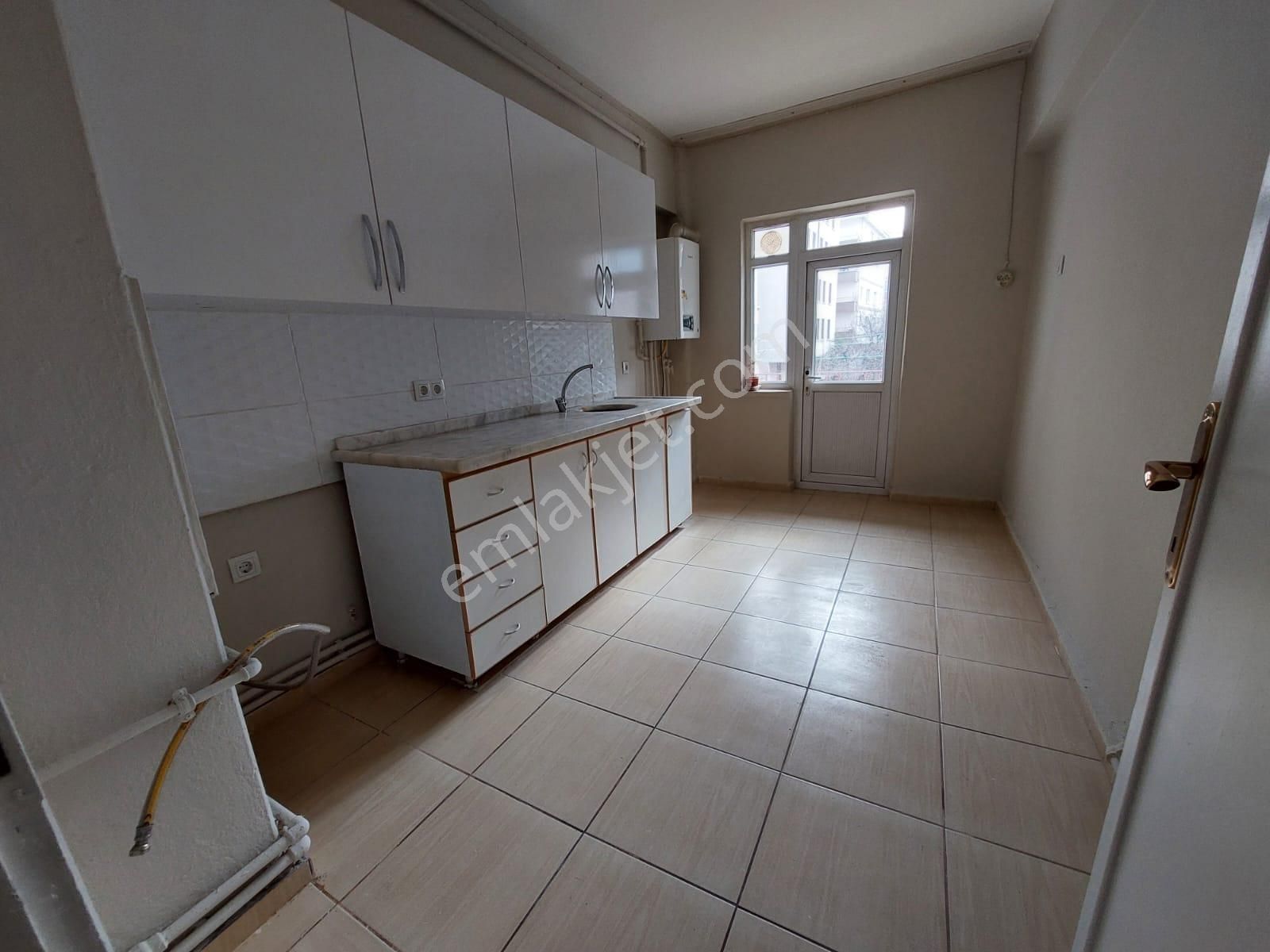 Göraldan 3+1 Arakat Sokullu Caddesi Yanı Çetin Emeç Yakını