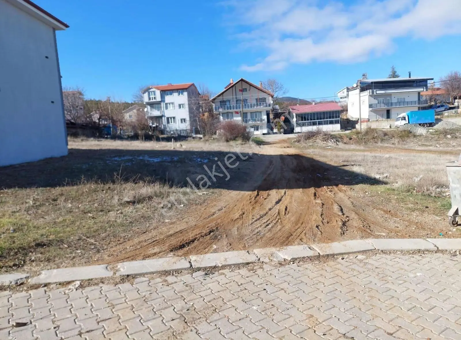 Banaz 31 Ağustosta 395m2 Güney Cepheli Villalık Arsa