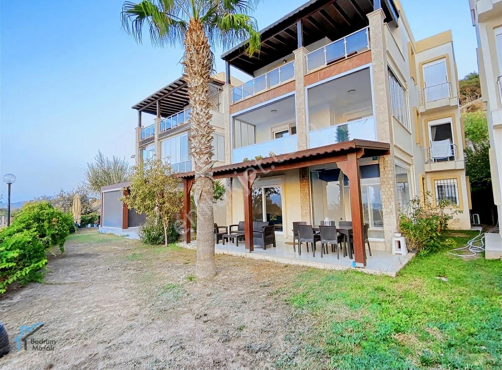 Turgutreis'te Havuzlu Sitede Deniz Manzaralı Bahçekatı Daire