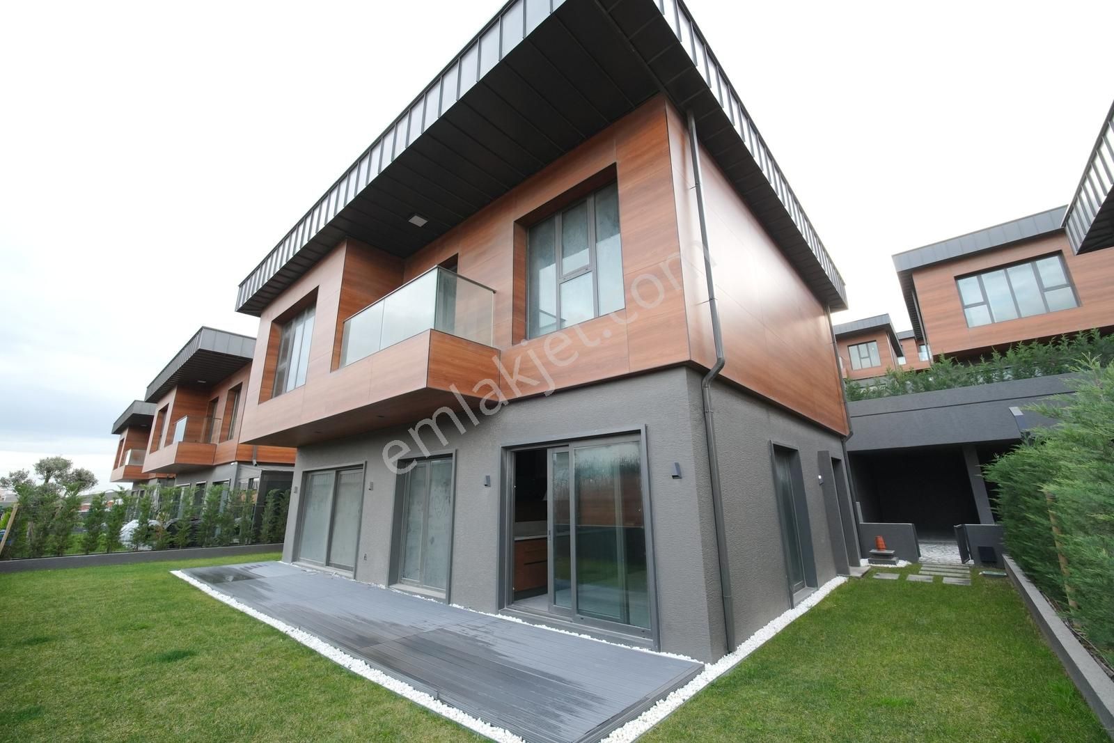 Mevsim İstanbul Bahçeşehir 7+2 Müstakil Tripleks Satılık Villa