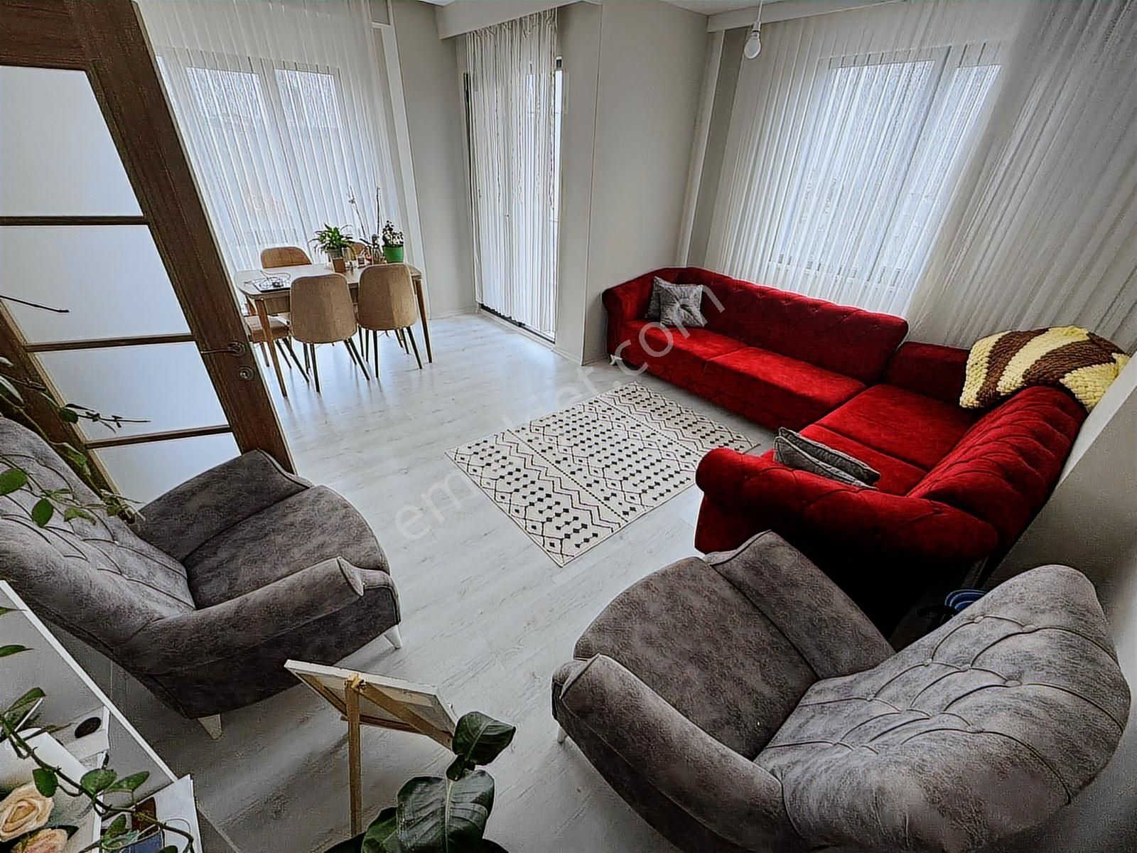 Cumhuriyet Mah Ferah Arakat E5'e Yakın Balkonlu Lüx 3+1 Daire