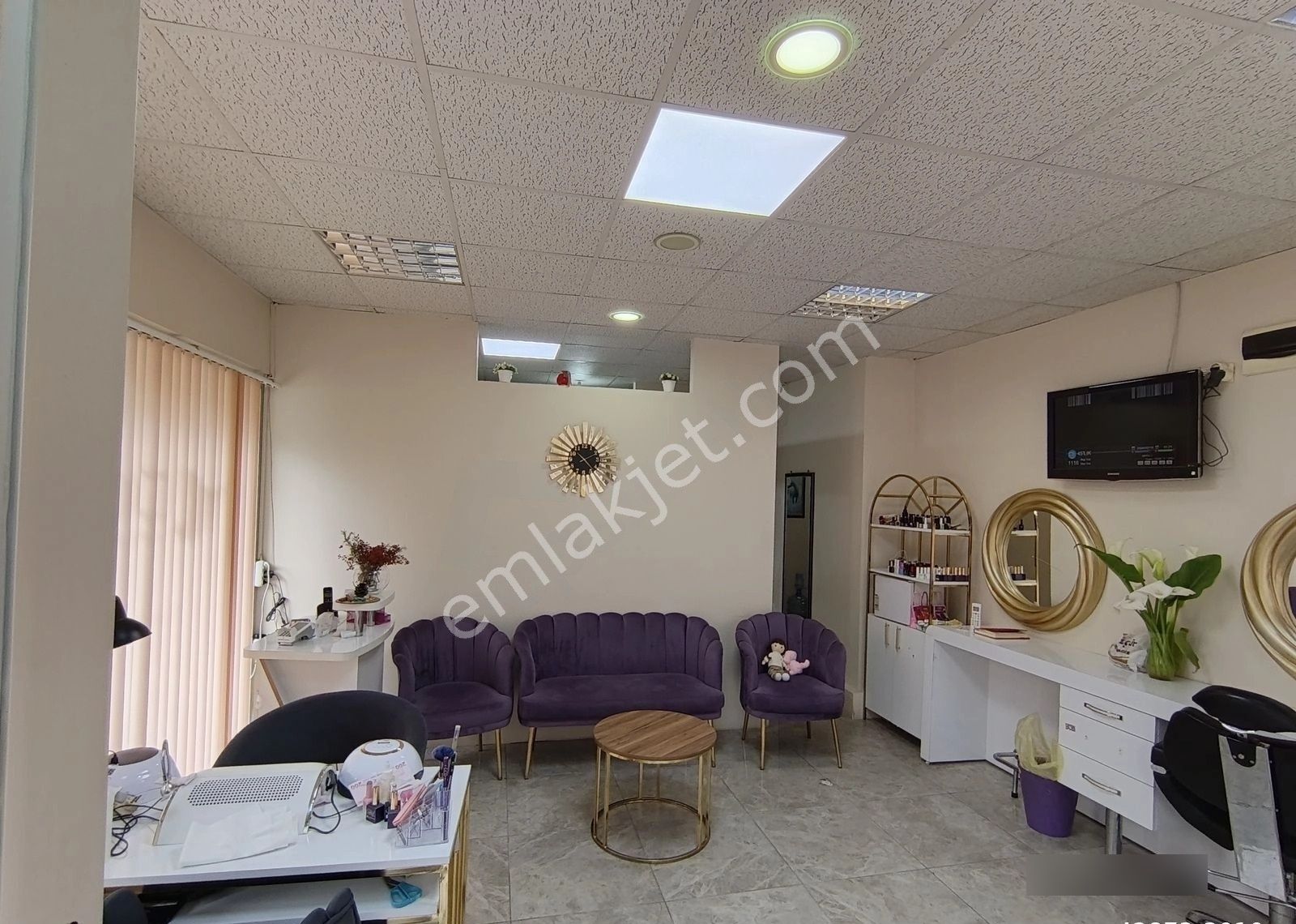 Karşıyaka Bostanlı'da Köşe 50 M2 Kiralık Dükkan
