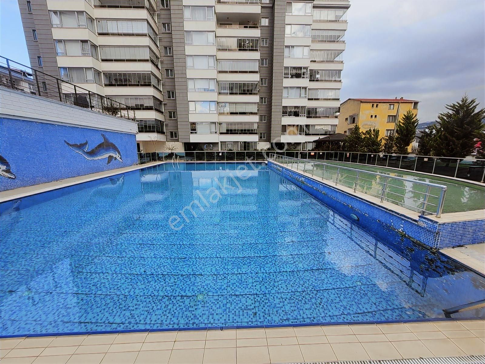 Liva Park Sitesi Havuz Manzaralı Katta Tek Satılık 4+1 Daire