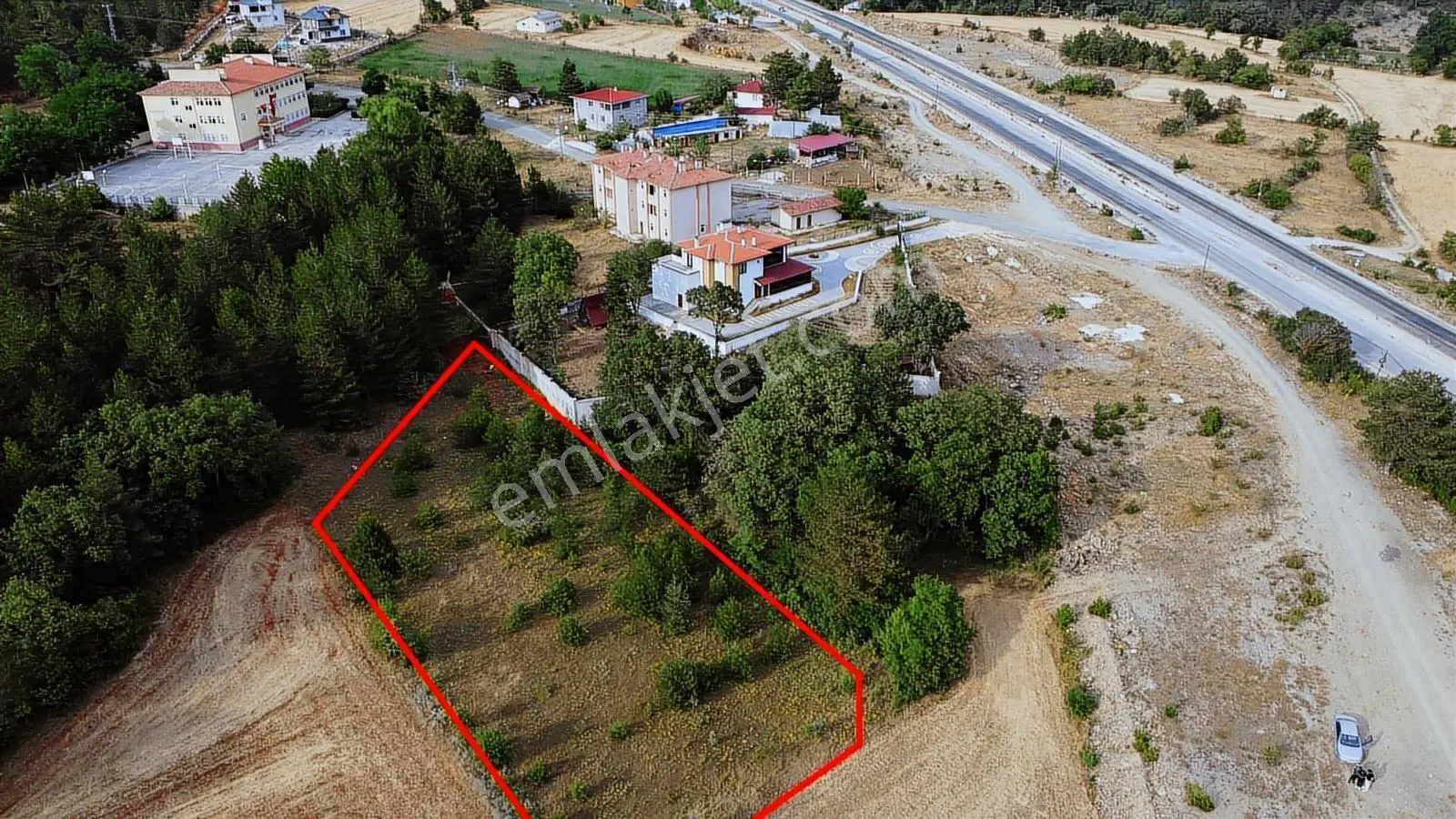 Ana Yol Kenarı Yerleşik Alan İçinde 2101 M2 Satılık Arazi