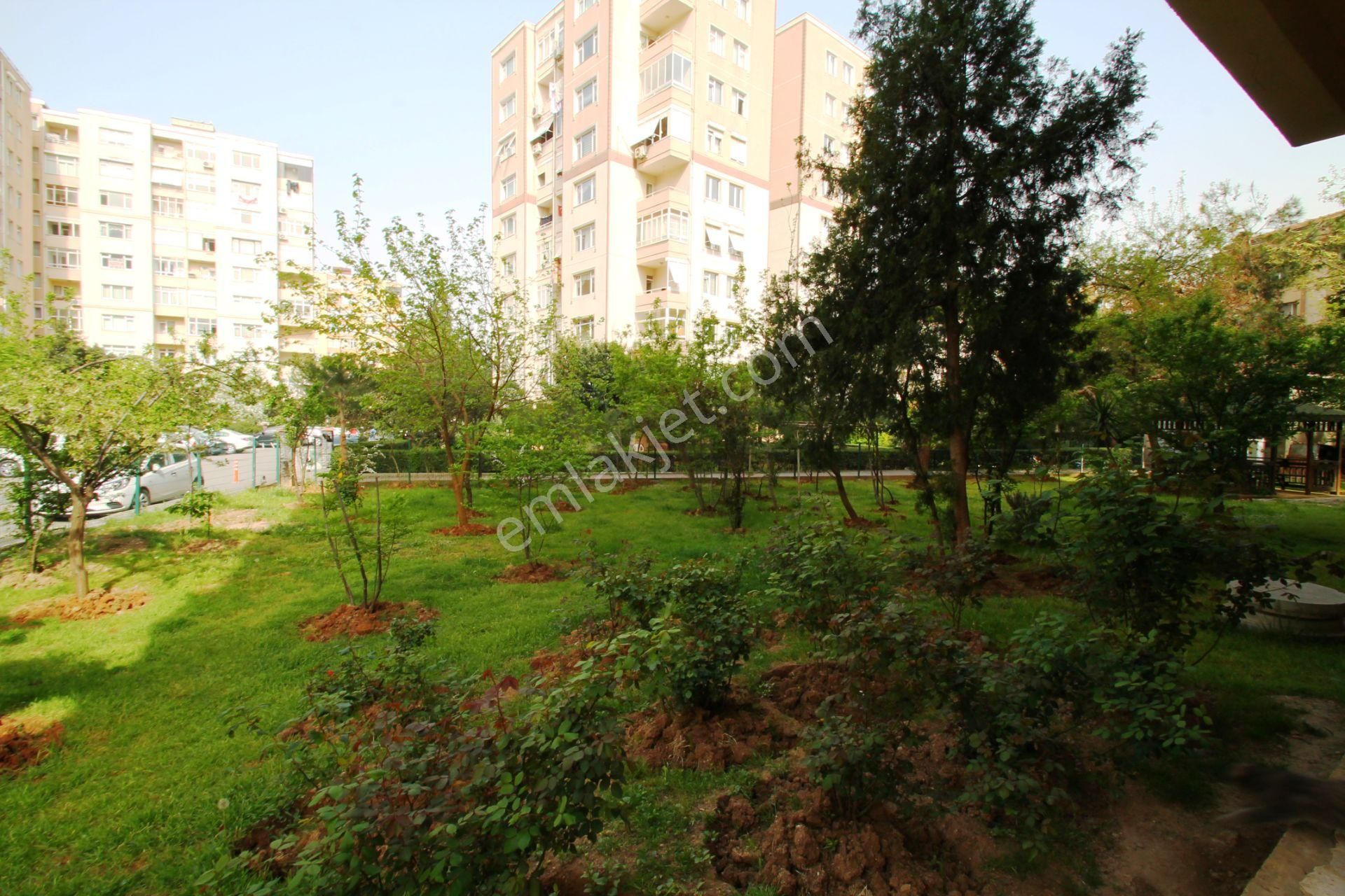 Maltepe Sanatçılar Sitesi'nde 130m2 Balkonlu Ara Kat Satılık 3+1