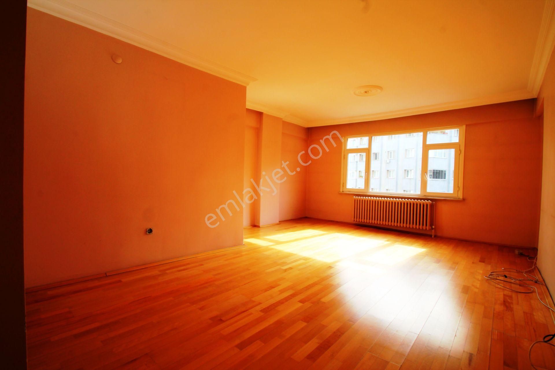 Maltepe Sanatçılar Sitesi'nde 130m2 Balkonlu Ara Kat Satılık 3+1 - Görsel 2