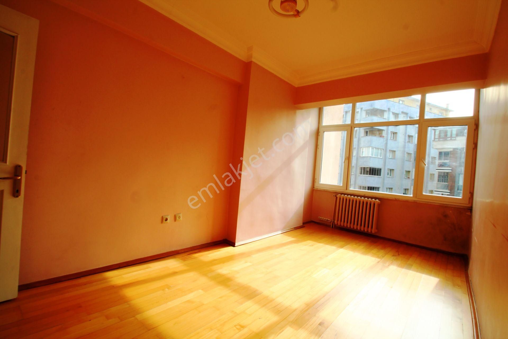 Maltepe Sanatçılar Sitesi'nde 130m2 Balkonlu Ara Kat Satılık 3+1 - Görsel 7