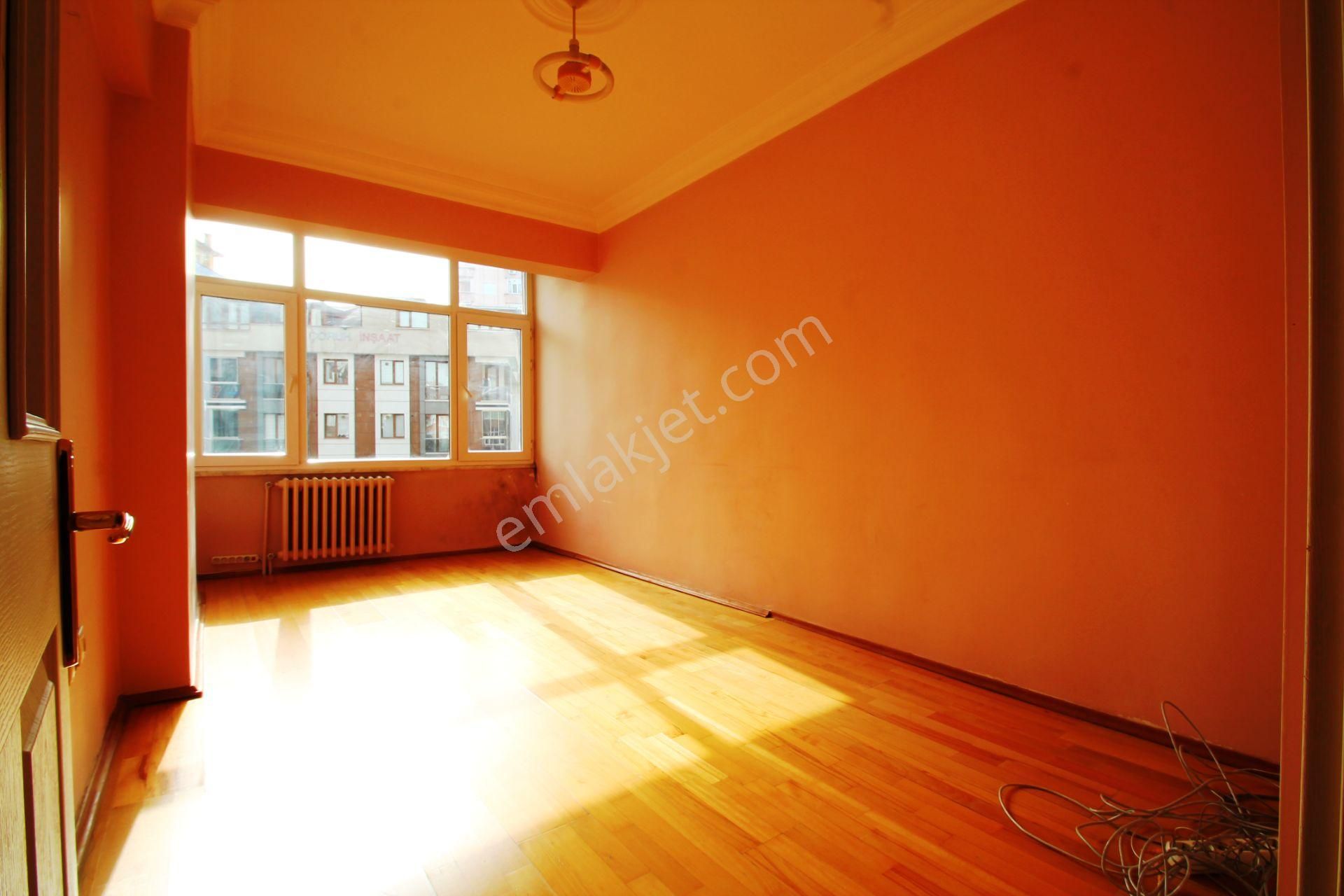 Maltepe Sanatçılar Sitesi'nde 130m2 Balkonlu Ara Kat Satılık 3+1 - Görsel 6