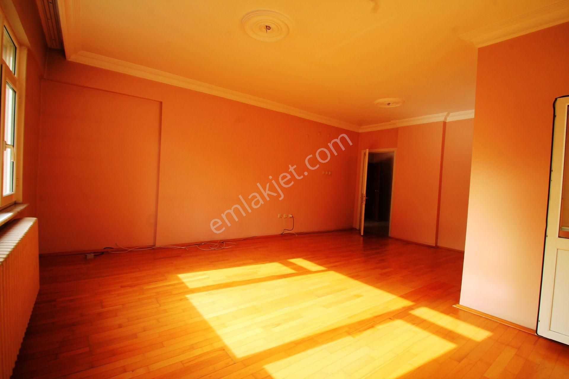 Maltepe Sanatçılar Sitesi'nde 130m2 Balkonlu Ara Kat Satılık 3+1 - Görsel 4