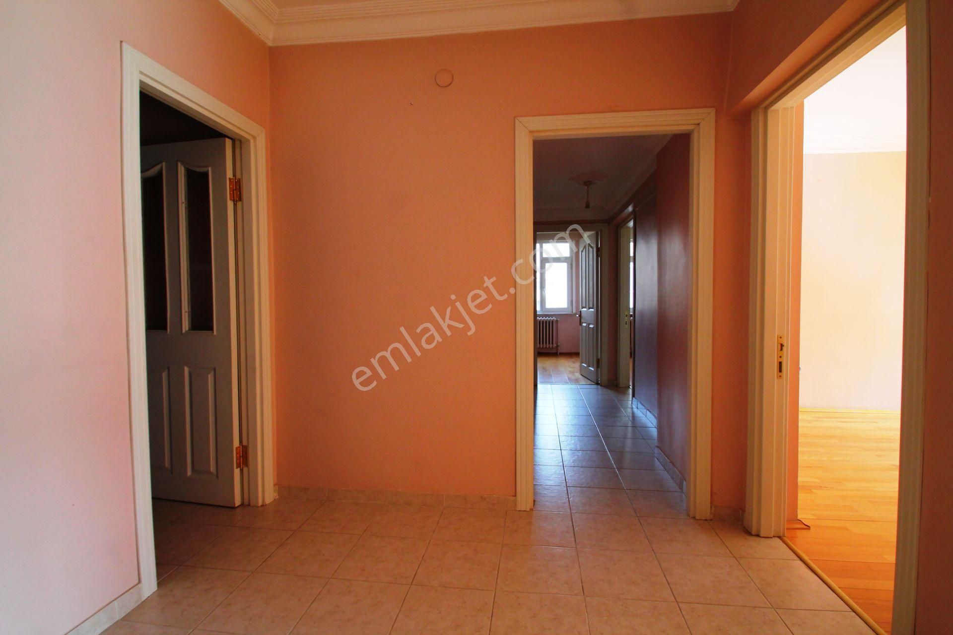 Maltepe Sanatçılar Sitesi'nde 130m2 Balkonlu Ara Kat Satılık 3+1 - Görsel 16