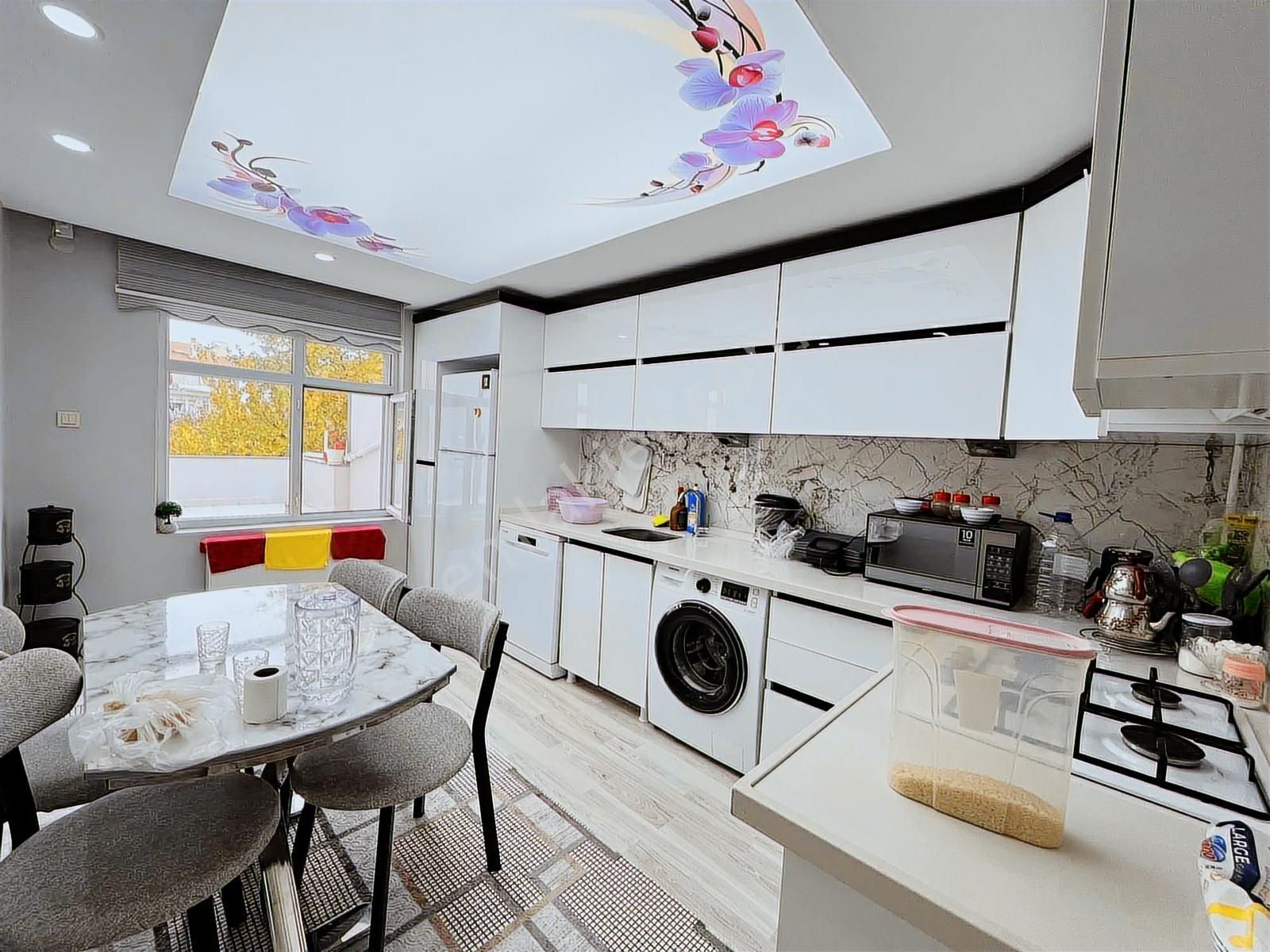 Cumhuriyet Mahallesinde Oturuma Hazır Satılık 3+1 Daire - Görsel 2