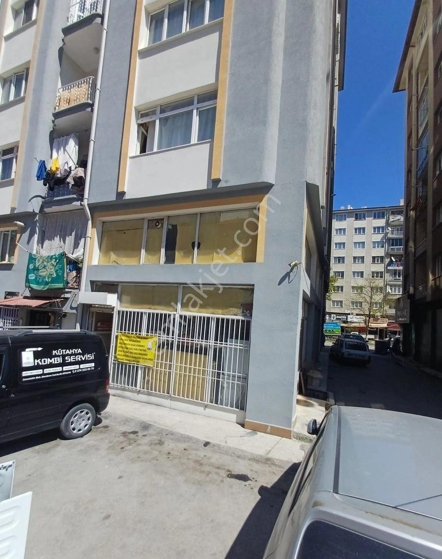 Menderes Caddesinde Geniş Ferah Çift Cephe Satılık Dükkan - Görsel 12