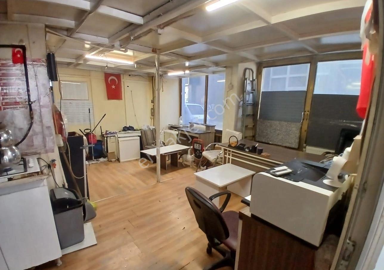 Menderes Caddesinde Geniş Ferah Çift Cephe Satılık Dükkan - Görsel 9