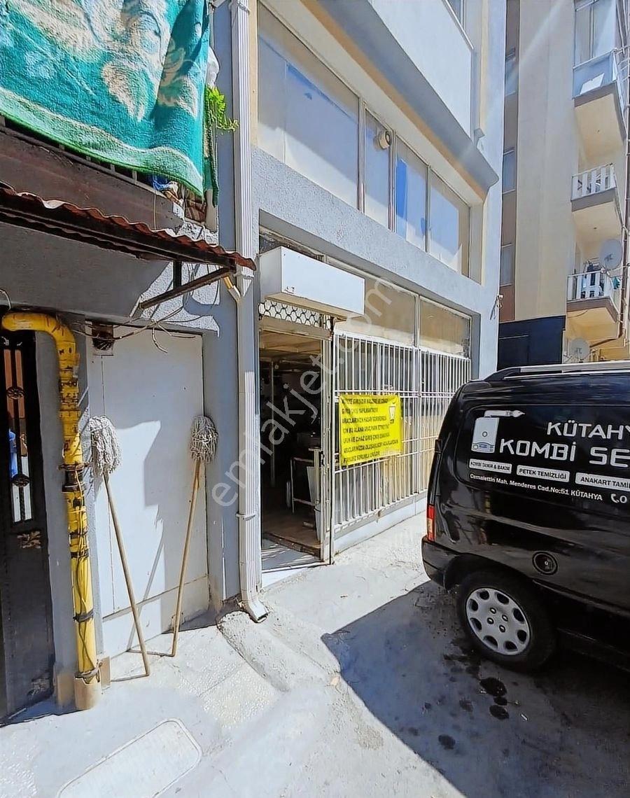 Menderes Caddesinde Geniş Ferah Çift Cephe Satılık Dükkan - Görsel 21