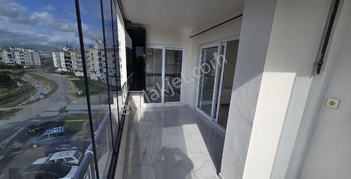 Mersin Toroslar Yalınayak Mahallesi'nde Kiralık 3+1 Site İçerisinde Asansörlü Geniş Oturuma Sahip - Görsel 15