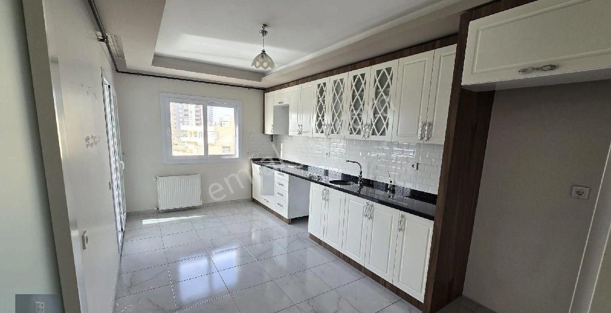 Mersin Toroslar Yalınayak Mahallesi'nde Kiralık 3+1 Site İçerisinde Asansörlü Geniş Oturuma Sahip - Görsel 3