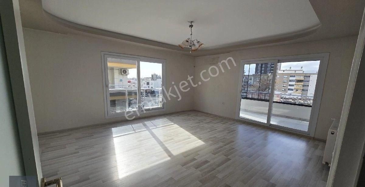 Mersin Toroslar Yalınayak Mahallesi'nde Kiralık 3+1 Site İçerisinde Asansörlü Geniş Oturuma Sahip - Görsel 8