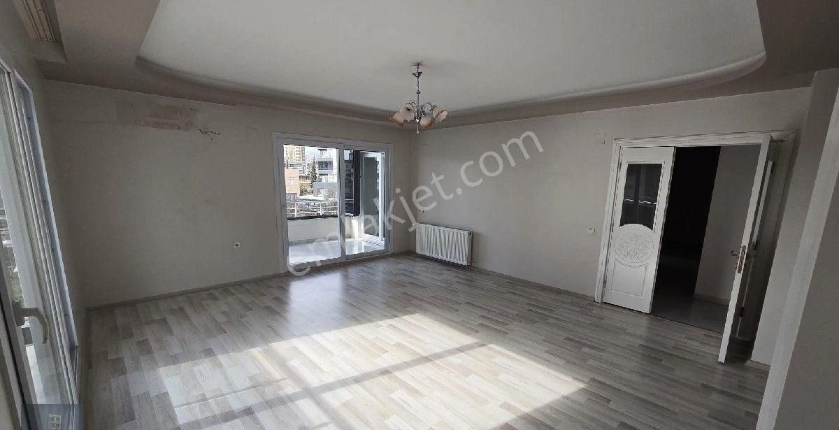 Mersin Toroslar Yalınayak Mahallesi'nde Kiralık 3+1 Site İçerisinde Asansörlü Geniş Oturuma Sahip - Görsel 9