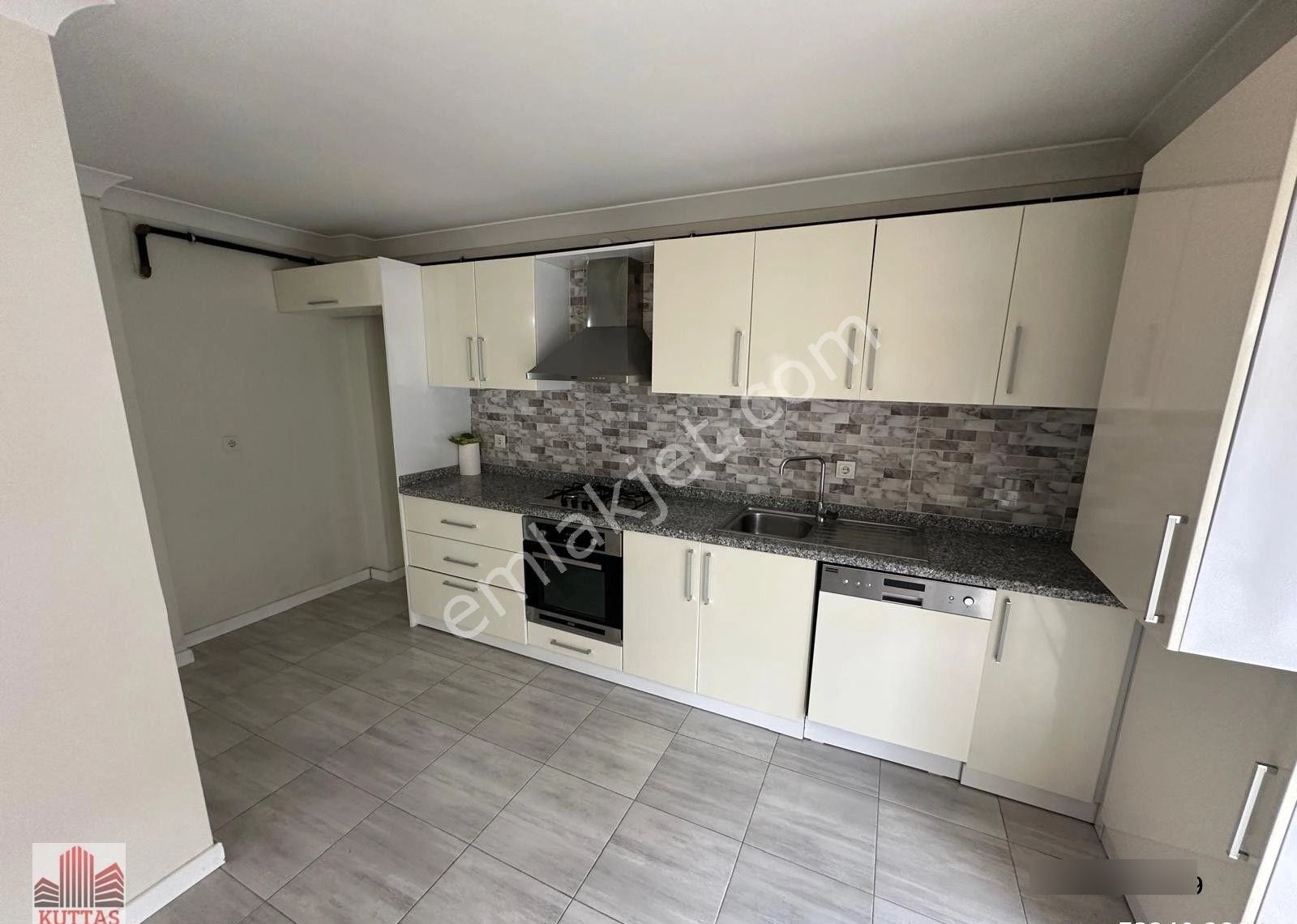 Kuttaş'tan Emek Mahallesinde Metro Yakını Genç Binada Katta Büyük Tip 1+1 Kiralık - Görsel 2