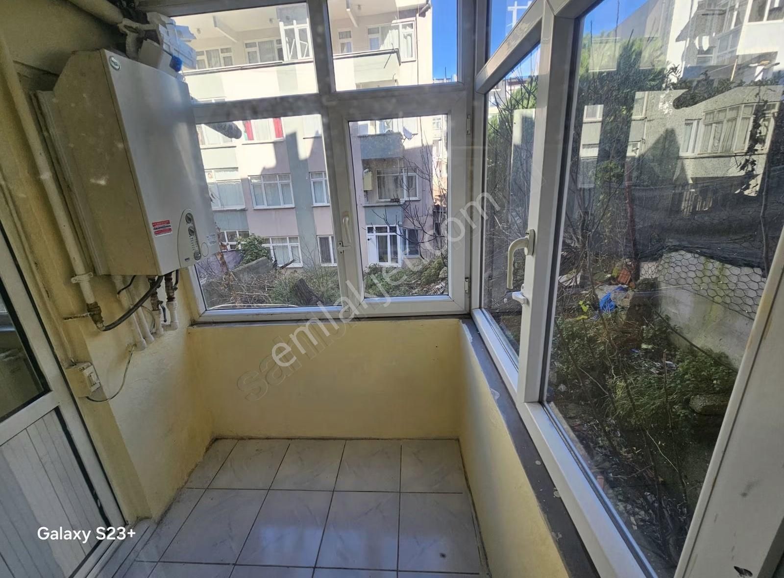 Üsküdar Merkezde 2+1 Bahçe Katı Balkonlu Boyalı Kombili Daire - Görsel 3